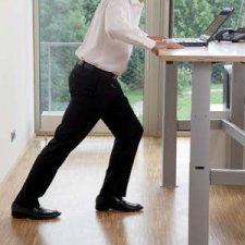8 oefeningen voor achter uw zit-sta bureau